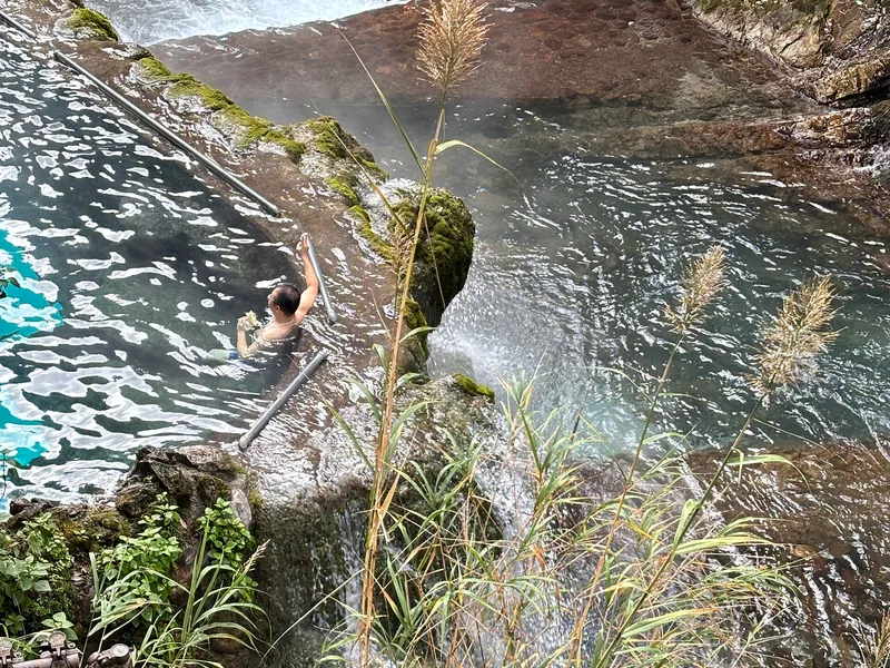 古尔沟温泉怎么泡?水温、住宿、海拔、和毕棚沟鹧鸪山怎么串